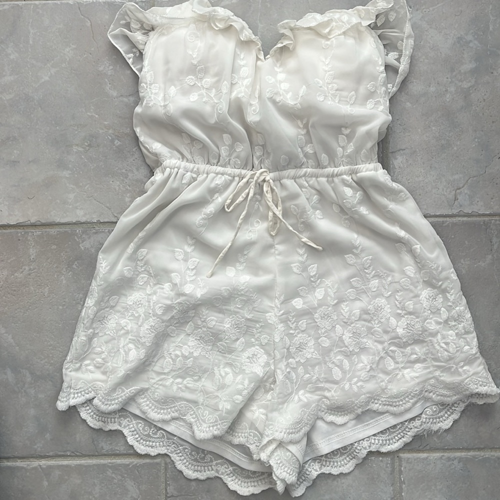 White lace strapless romper with sweetheart neckline